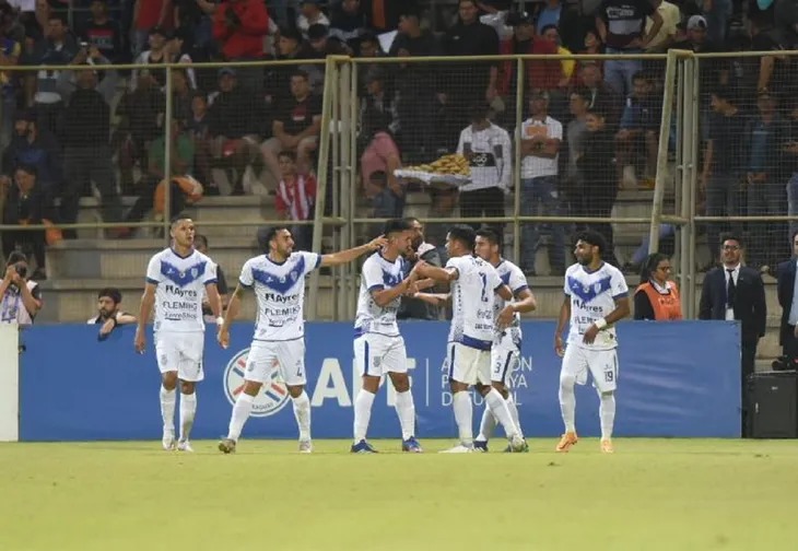 Jugadores de Ameliano celebran un gol del equipo. Foto: Andrés Catalán/Última Hora