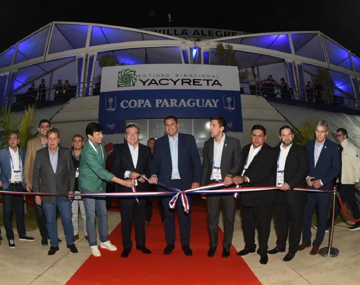 Autoridades inauguración oficialmente el estadio Villa Alegre. Foto: Andrés Catalán/Última Hora