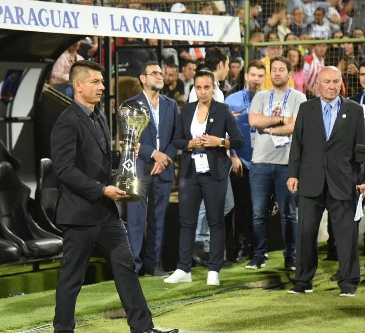 Gustavo Florentín ingresa con la Copa Paraguay. Foto: Andrés Catalán/Última Hora