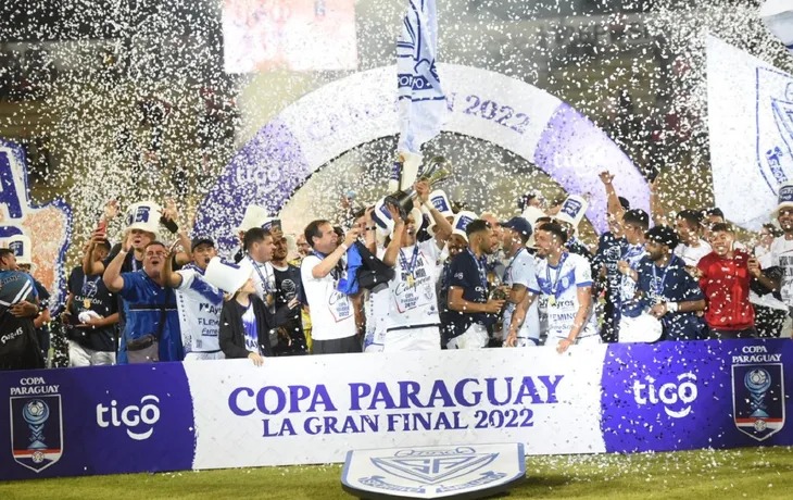 Jugadores de Ameliano levantan la Copa Paraguay 2022. Foto: Andrés Catalán/Última Hora