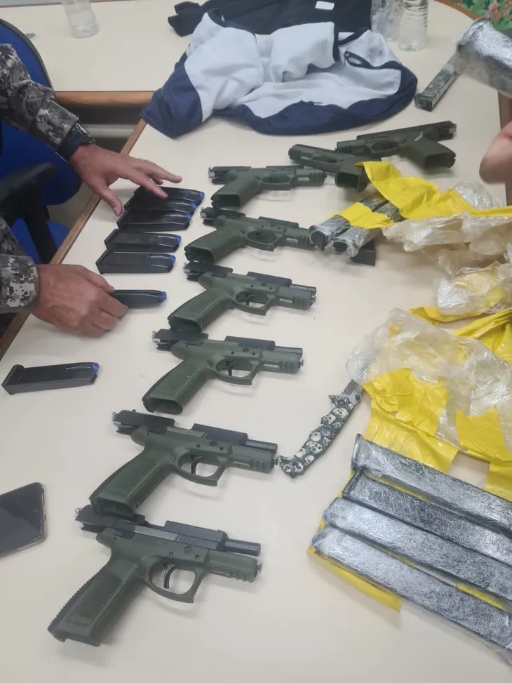 Estas fueron todas las armas que se incautaron de la mujer.