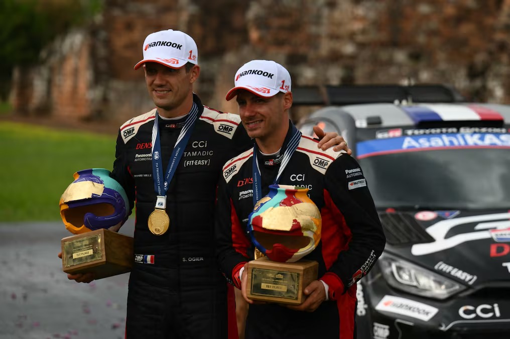 Sébastien Ogier (izq.) y su copiloto Vincent Landais celebran con el trofeo tras ganar el WRC Rally Paraguay. Foto: Luis Robayo/AFP