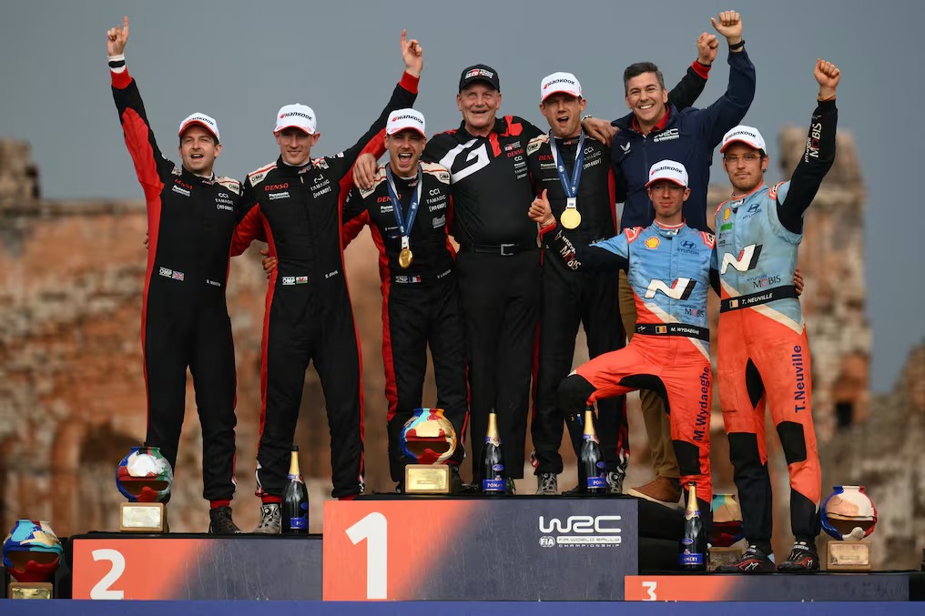 El presidente Santiago Peña junto a los pilotos del podio del Rally del Paraguay. Luis Robayo/AFP