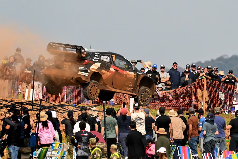 Vuelo del coche de Ogier, que ayer se vio frenado por un aguacero en Itapúa. Foto: Luis Robayo/AFP