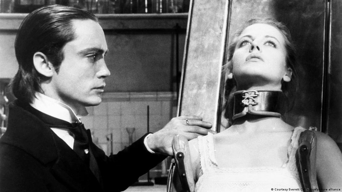 Escena de "Carne para Frankenstein", de Andy Warhol, con Udo Kier como el Dr. Frankenestein, y Dalila Di Lazzaro. 